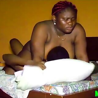 Naija olosho - 大胸脯步骤母亲沉迷于吸吮和骑乘她的继子大黑色鸡巴访问我的个人资料以观看 xvideos red 上的完整视频（非洲人礼物）