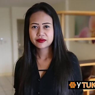 Aziatische babe wordt verwelkomd in het hotel met een grote pik in haar kut