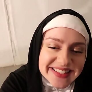 Promiskuös nunna smekningar ungdomlig svart kuk före halloweenfest