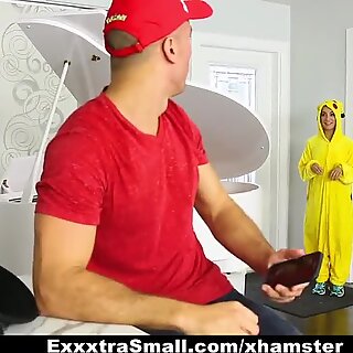 ExxxTRasmall - Štěstí Gamer úlovky a šuká pikachu