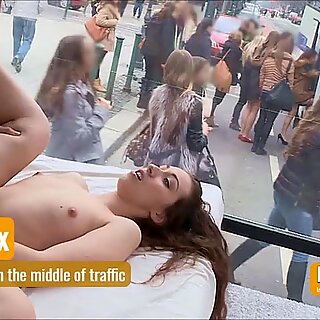 Olio Massaggio Milf conduce a pubblico cazzo in strada trafficata
