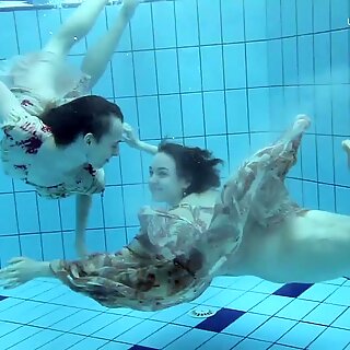 Anna Netrebko e Lada Poleshuk Debaixo de Água Lesbos