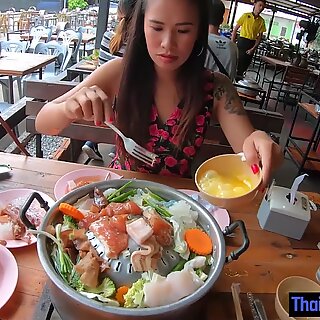 Frodig thai kjæreste suger og rir på kjærestene stor kuk etter middag