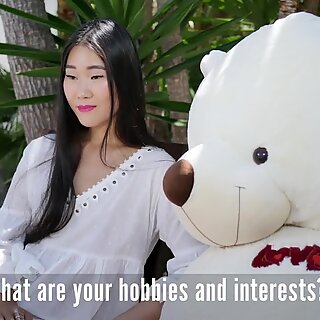 Félénk Kínai lány ad interjú előtt, az első anális szex.