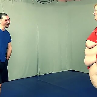 Tinggi Rusia Wanita Gemuk dengan pantat besar dengan selulit mendapat penis oleh si kecil