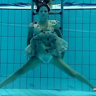Lucy Gurchenko Rusas Peludas Bebes en la piscina desnuda